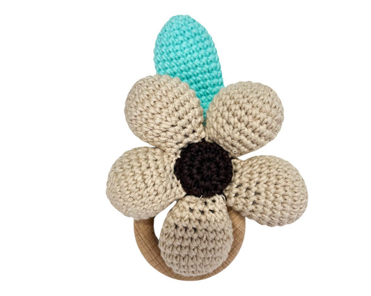 Hochet bois et crochet - Marguerite beige et turquoise
