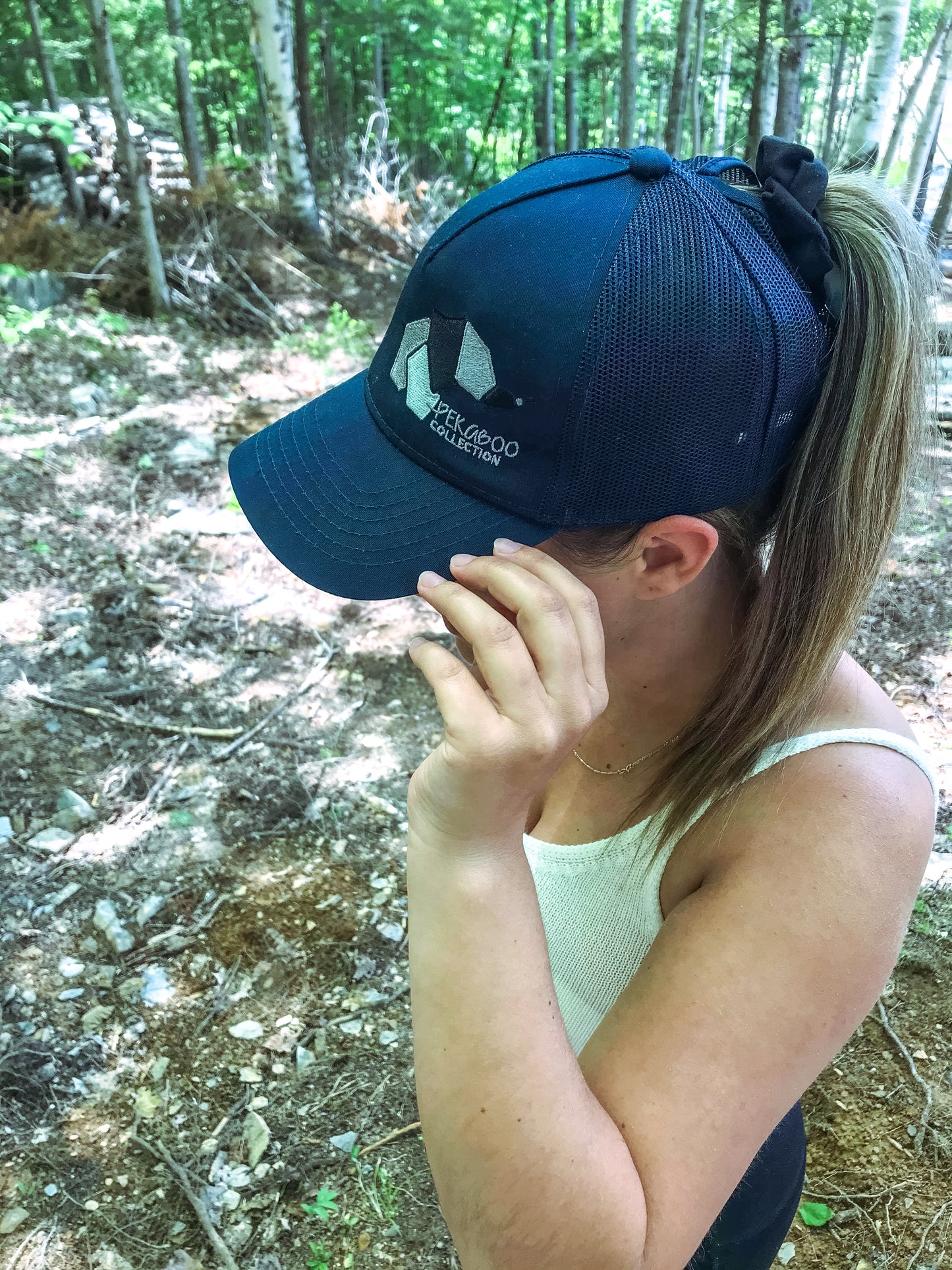 Casquette marine pour femme avec fente pour chignon - Logo gris
